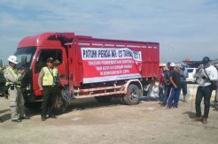 Warga Blokir Jembatan...