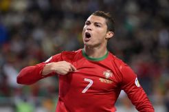 Ronaldo Sabet Gelar...
