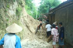 Bukit Rawan Longsor,...