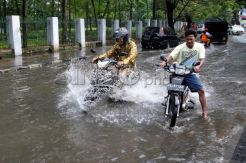 Hujan Deras, Jalan Pramuka...