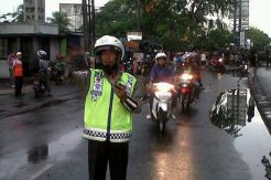 Tertimpa Pohon Tumbang, Tangan Warga Koja Patah
