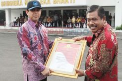 Februari, Birokrat Wajib...