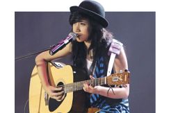 Antara Menyanyi dan...