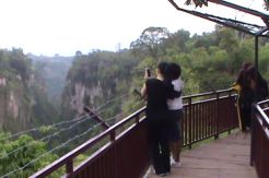 Titian Selfie, Tempat Favorit Berlatar Ngarai Sianok