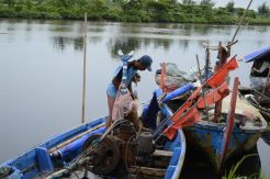 Kapal Terbalik Diterjang Ombak, Dua Nelayan Berhasil Diselamatkan