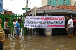 Tak Ada Hujan, Ratusan Rumah di Matraman Terendam Banjir