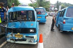 Angkot Penuh Penumpang Tabrakan, Kaki Sopir Patah