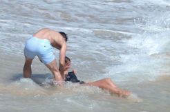 Bikini Louise Redknapp Melorot saat Main Air