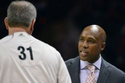 Tangan Ducan Benamkan Kepala Jacque Vaughn
