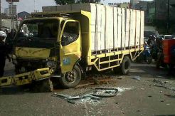 Truk Muatan Hebel Seruduk Avanza di Depok