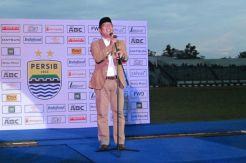 Ridwan Kamil Minta Bobotoh Tinggalkan Kaos Rindu Juara
