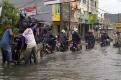Jakarta Terendam, Penarik Gerobak Kebanjiran Rezeki