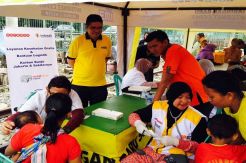 Indosat Operasikan Mobil Klinik Bantu Korban Banjir