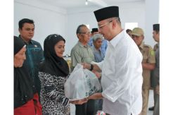 Wali Kota Bagikan Paket...