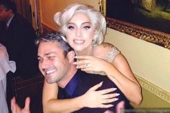 Lady Gaga Resmi Bertunangan