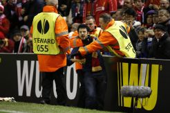 Fans Sempat Hentikan Laga Liverpool-Besiktas