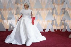 Gaun Lady Gaga Butuh 1.600 Jam Pengerjaan