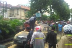 Pohon Asem Tumbang, Jalan Jenderal Sudirman Ditutup