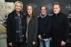 The Eagles Larang Penonton...