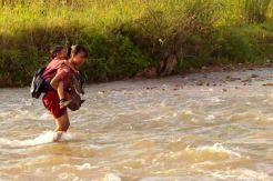 Jembatan Hanyut, Siswa SD di Kendal Seberangi Sungai