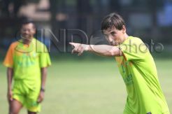 Gelandang Argentina Menghilang, Persebaya Meradang