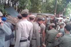 Penertiban PKL, Sesama Pedagang Baku Hantam