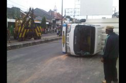 Truk Tailer Tabrak Median Jalan, Macet 2 Km
