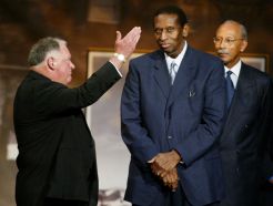 Pebasket Kulit Hitam Pertama NBA Tutup Usia
