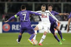 Spurs Redam Tuan Rumah di Babak Pertama