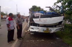 Ugal-ugalan, Bus Dewi Sri Tabrakan di Subang
