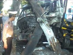 Truk Pengangkut Siswa SD Terjun ke Parit, 6 Siswa Tewas