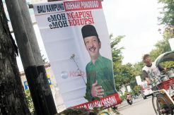 Ratusan Poster Diri...
