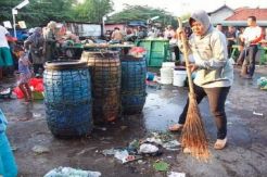 Risma Raih Gelar Doktor HC dari ITS