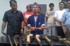 Sang Kakek Ini Mahir Buat Senjata Api Rakitan