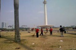 APBD DKI Kisruh, Ribuan Penyapu Jalanan Belum Gajian