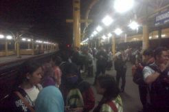 Commuterline Arah Selatan Terhambat, Penumpang Menumpuk