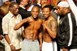 Mosley Berada di Pihak Floyd Mayweather Jr