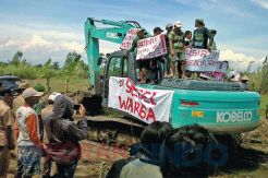 Warga Segel Alat Berat
