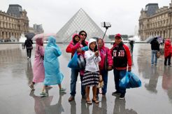 Paris Larang Penggunaan Tongkat Selfie