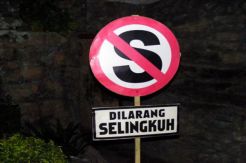 Tepergok Selingkuh, Kepala Dusun Sembunyi di Genting