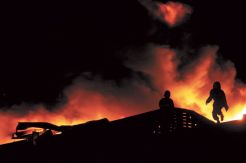 Gudang Terbakar, 2 Mobil...