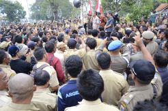 Ribuan Perangkat Desa Geruduk Rumah Dinas Bupati Batang
