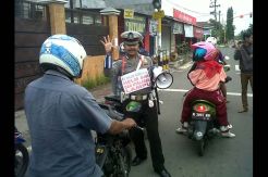 Tertibkan Lalu Lintas Sambil Goyang Dumang
