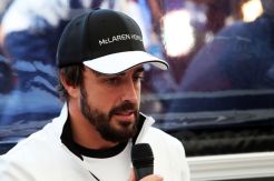 Lihat Pesaing Bertarung, Alonso Cuma Bisa Meratap