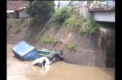 Sopir Mengantuk, Truk Terjun ke Sungai