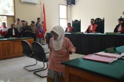 Nenek Asyani Histeris Minta Pulang