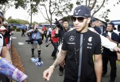 Keberadaan Verstappen Bikin Hamilton Merasa Tua