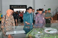 Menpora Kagumi Stadion...