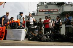 Bawa WNA, Kapal Peneliti Terumbu Karang Tenggelam