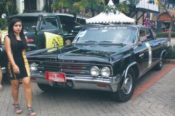 50 Mobil Kuno Parkir...